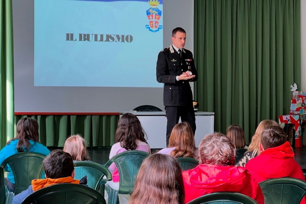 Carabinieri contro il bullismo: lezioni ai giovani sui rischi dei social Carabinieri contro il bullismo: lezioni ai giovani sui rischi dei social