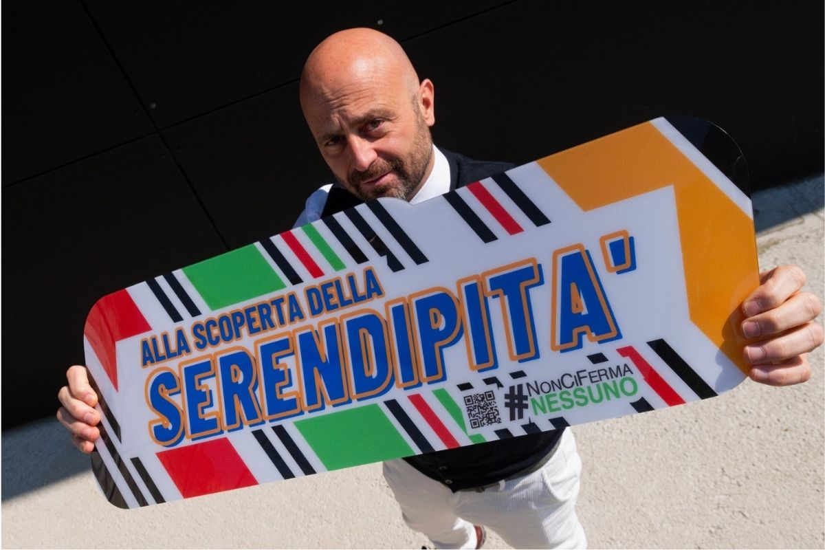 Luca Abete di Striscia La Notizia: un life coach in streaming per gli studenti Luca Abete di Striscia La Notizia: un life coach in streaming per gli studenti