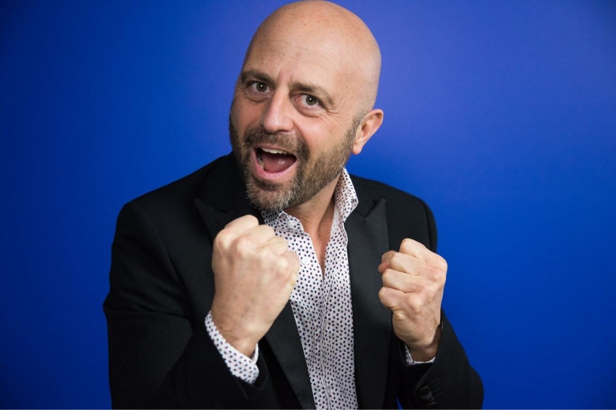 Luca Abete di Striscia La Notizia: un life coach in streaming per gli studenti Luca Abete di Striscia La Notizia: un life coach in streaming per gli studenti