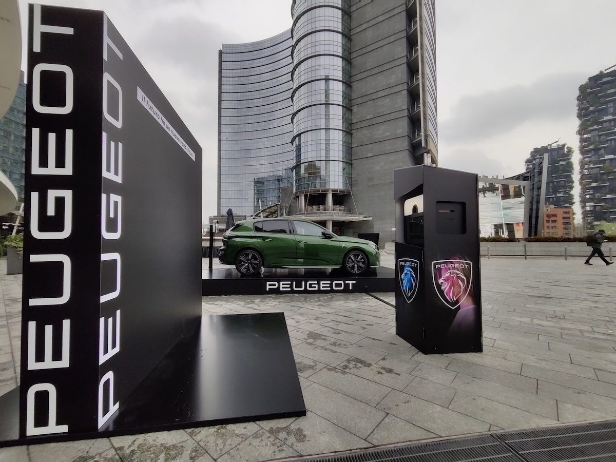 Peugeot accende a Milano The Corner la più grande affissione digitale d’Italia Peugeot accende a Milano The Corner la più grande affissione digitale d’Italia