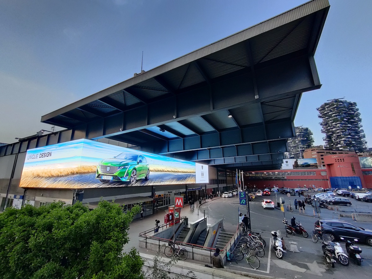 Peugeot accende a Milano The Corner la più grande affissione digitale d’Italia Peugeot accende a Milano The Corner la più grande affissione digitale d’Italia