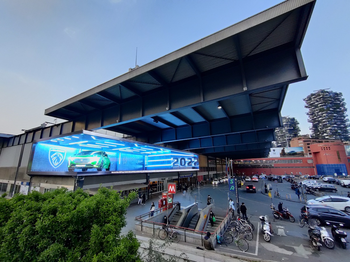 Peugeot accende a Milano The Corner la più grande affissione digitale d’Italia Peugeot accende a Milano The Corner la più grande affissione digitale d’Italia