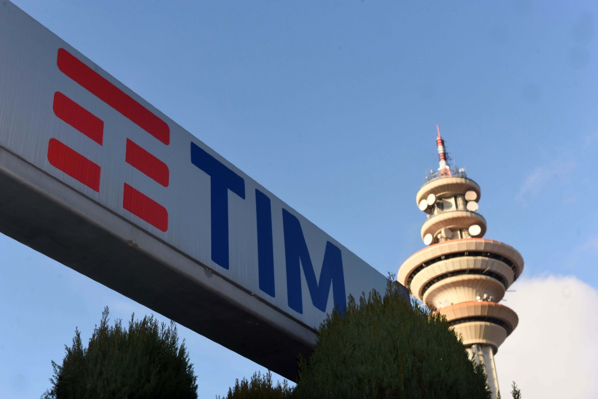 Tim, a rischio l’Opa con il fondo Kkr: vendite sul titolo a Piazza Affari Tim, a rischio l’Opa con il fondo Kkr: vendite sul titolo a Piazza Affari