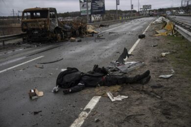Guerra Russia-Ucraina, Kiev denuncia fossa comune e cadaveri in strada a Bucha