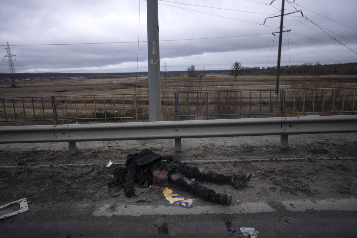 Guerra Russia-Ucraina, Kiev denuncia fossa comune e cadaveri in strada a Bucha