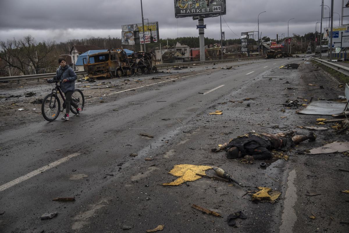 Guerra Russia-Ucraina, Kiev denuncia fossa comune e cadaveri in strada a Bucha