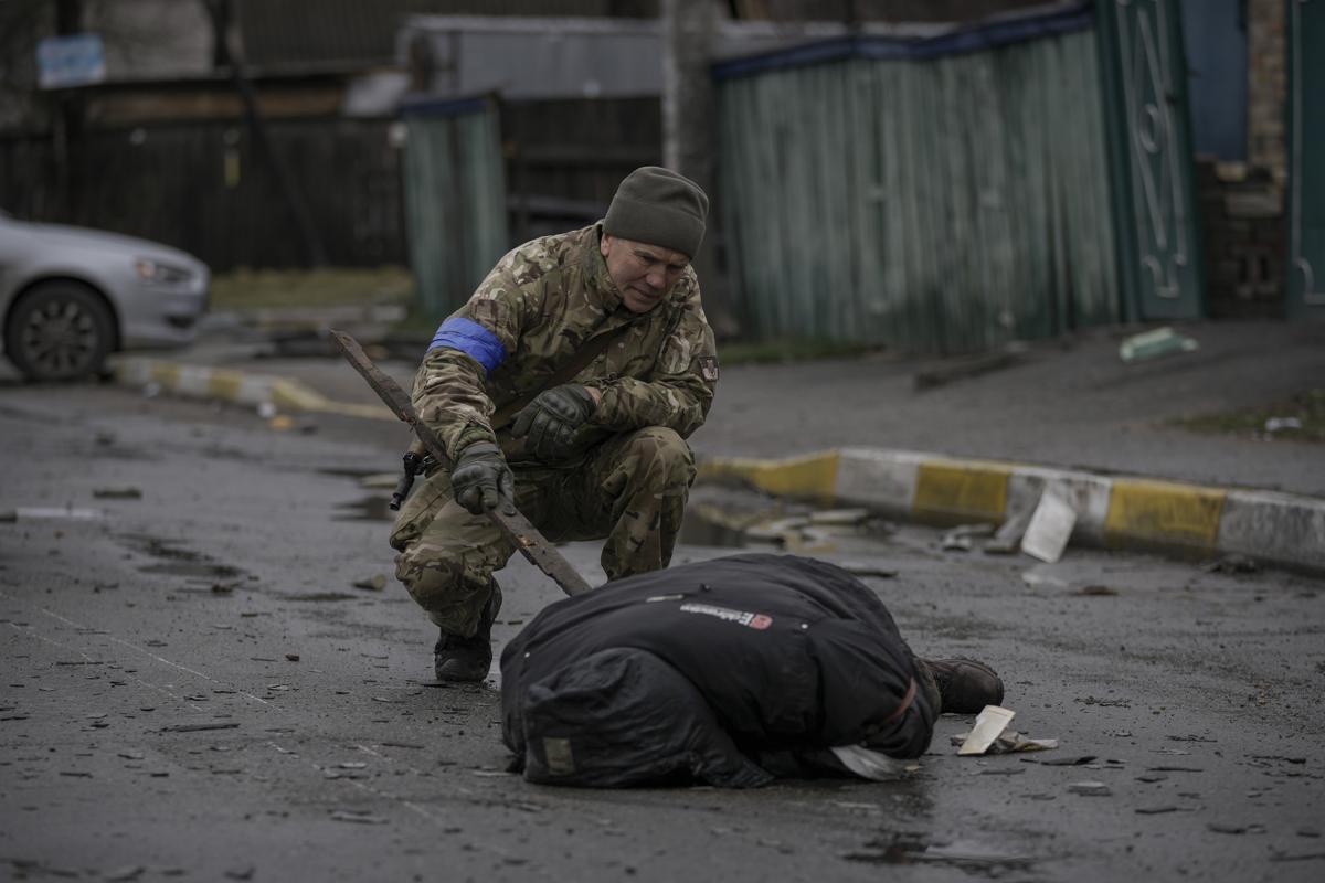 Guerra Russia-Ucraina, Kiev denuncia fossa comune e cadaveri in strada a Bucha