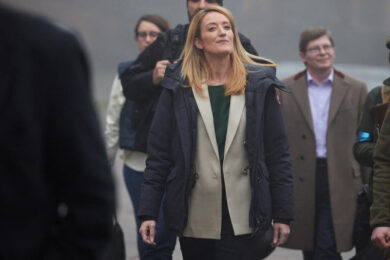 Metsola con Zelensky in verde militare: l’incontro a Kiev è un caso mediatico