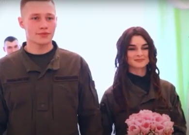 Ucraina, il matrimonio di due combattenti in abiti militari