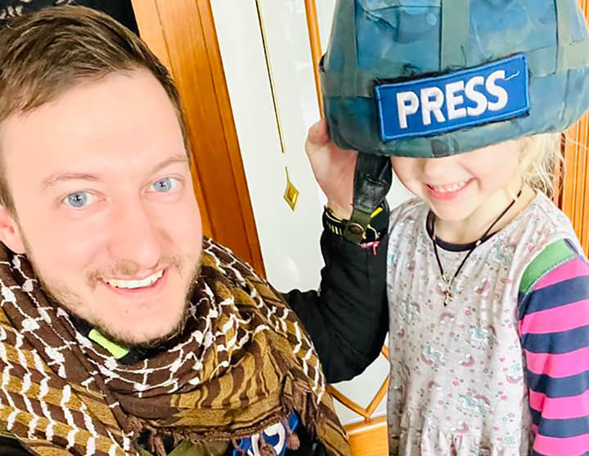 Chi è Claudio Locatelli, giornalista in Ucraina e combattente contro l’Isis Chi è Claudio Locatelli, giornalista in Ucraina e combattente contro l’Isis