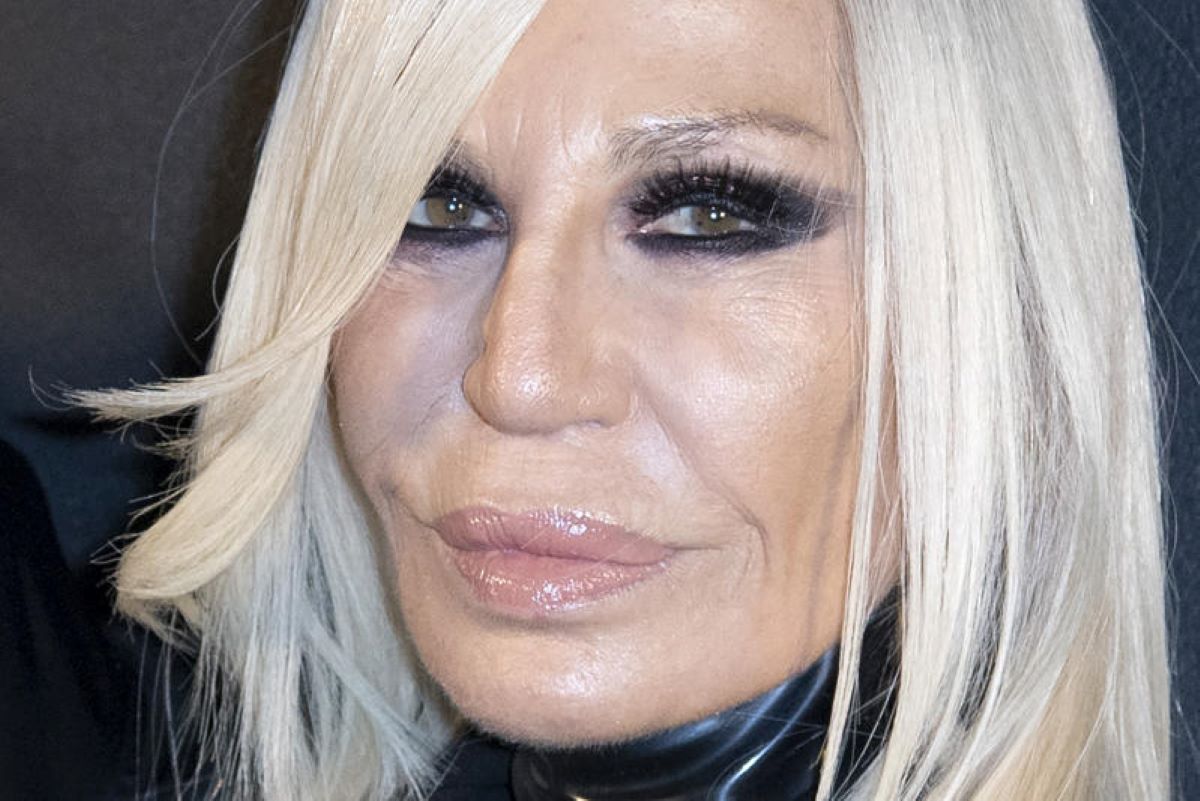 Dua Lipa-Meghan litigano per il vestito. Donatella Versace lo strappa: “Basta” Dua Lipa-Meghan litigano per il vestito. Donatella Versace lo strappa: “Basta”