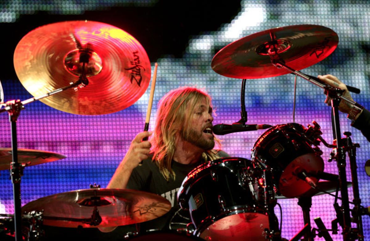 Grammy, omaggio a Taylor Hawkins. Ai Foo Fighters 3 premi ma non li ritirano