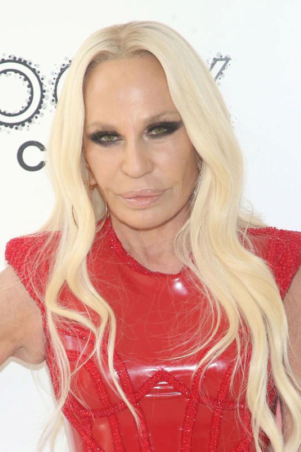 Dua Lipa-Meghan litigano per il vestito. Donatella Versace lo strappa: “Basta” Dua Lipa-Meghan litigano per il vestito. Donatella Versace lo strappa: “Basta”