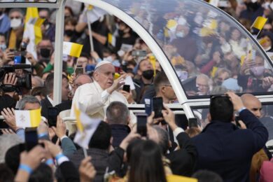 Papa conferma: “Viaggio a Kiev sul tavolo”. La proposta di Affari: sia lui il mediatore