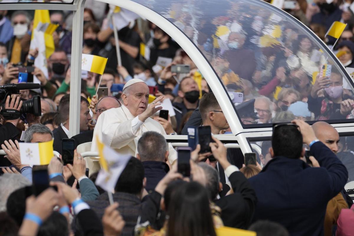 Papa Francesco e il messaggio per Putin: “Parlo a tutti, la guerra è crudeltà” Papa Francesco e il messaggio per Putin: “Parlo a tutti, la guerra è crudeltà”
