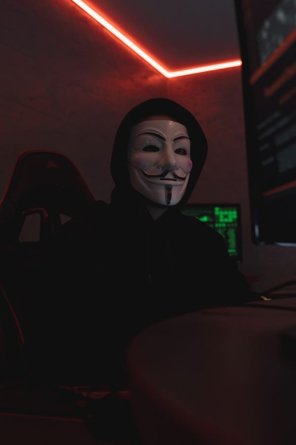 Anonymus, chi sono gli hacker schierati con l’Ucraina contro la Russia