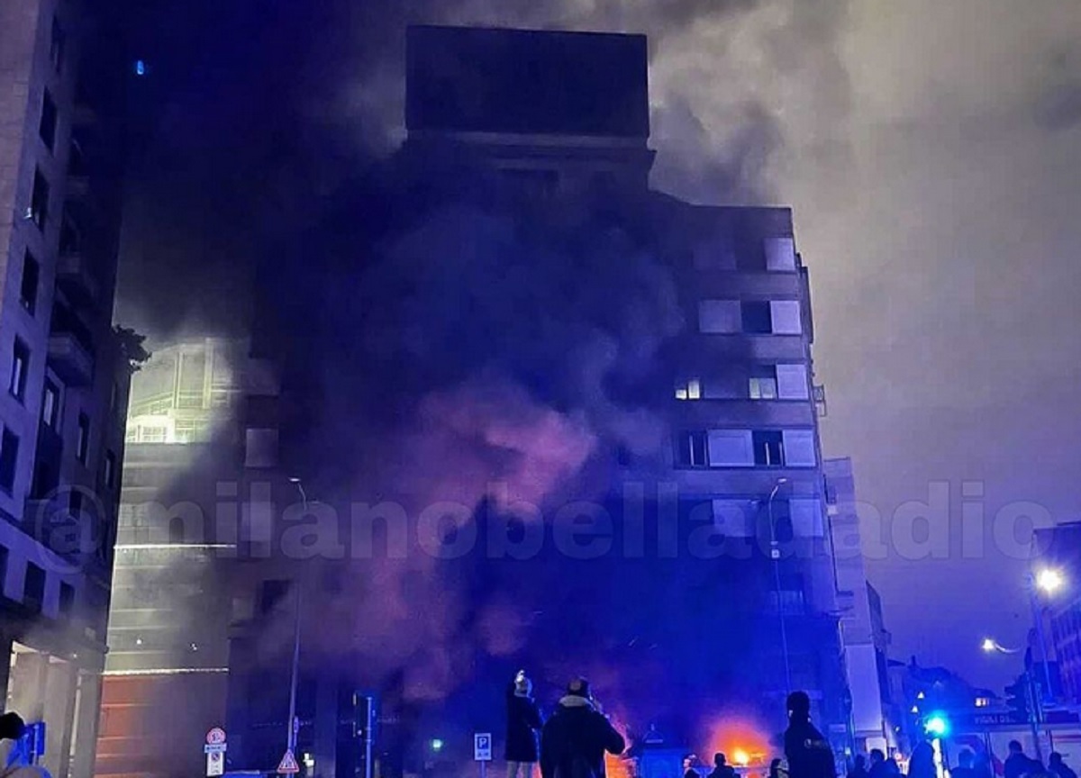 Corto circuito e incendio a Milano San Babila. VIDEO Corto circuito e incendio a Milano San Babila. VIDEO