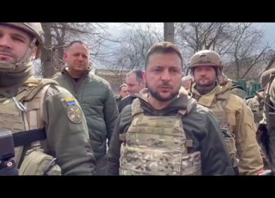 Zelensky va a Bucha: “Un genocidio”. Biden: “Ora processo per crimini guerra”