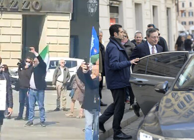 Draghi contestato a Torino. John Elkann: “Visita importante per la città”