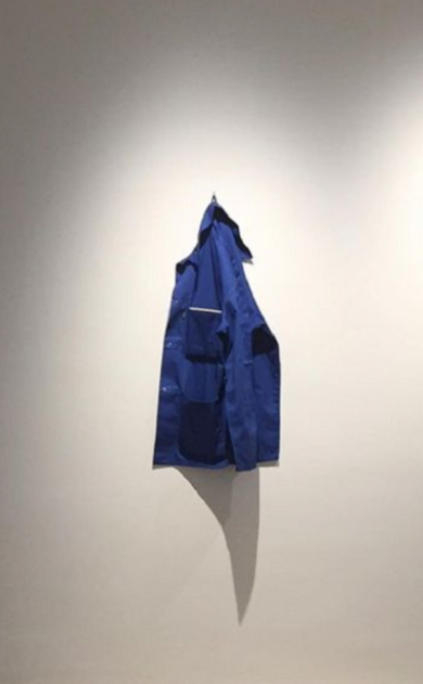 Ruba una giacca al museo poi a casa le fa l’orlo, ma era un’opera d’arte