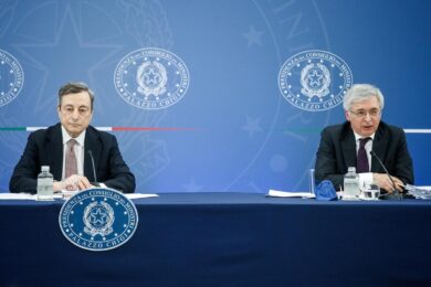 Def, ok all’unanimità: taglio accise fino al 2/5. Bonus mobilità elettrica