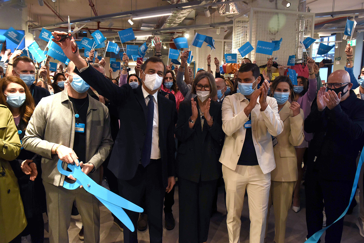 Milano, inaugurato il primo negozio Primark in via Torino Milano, inaugurato il primo negozio Primark in via Torino