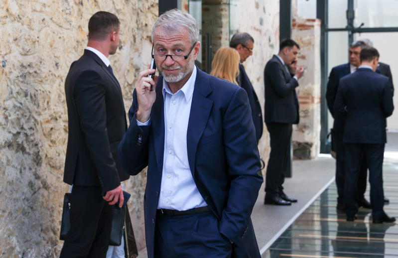 Sanzioni alla Russia: Abramovich smentisce di aver chiesto prestiti agli amici Sanzioni alla Russia: Abramovich smentisce di aver chiesto prestiti agli amici
