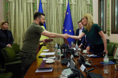 Metsola su Zelensky: “La mia t-shirt verde non era un messaggio militare”