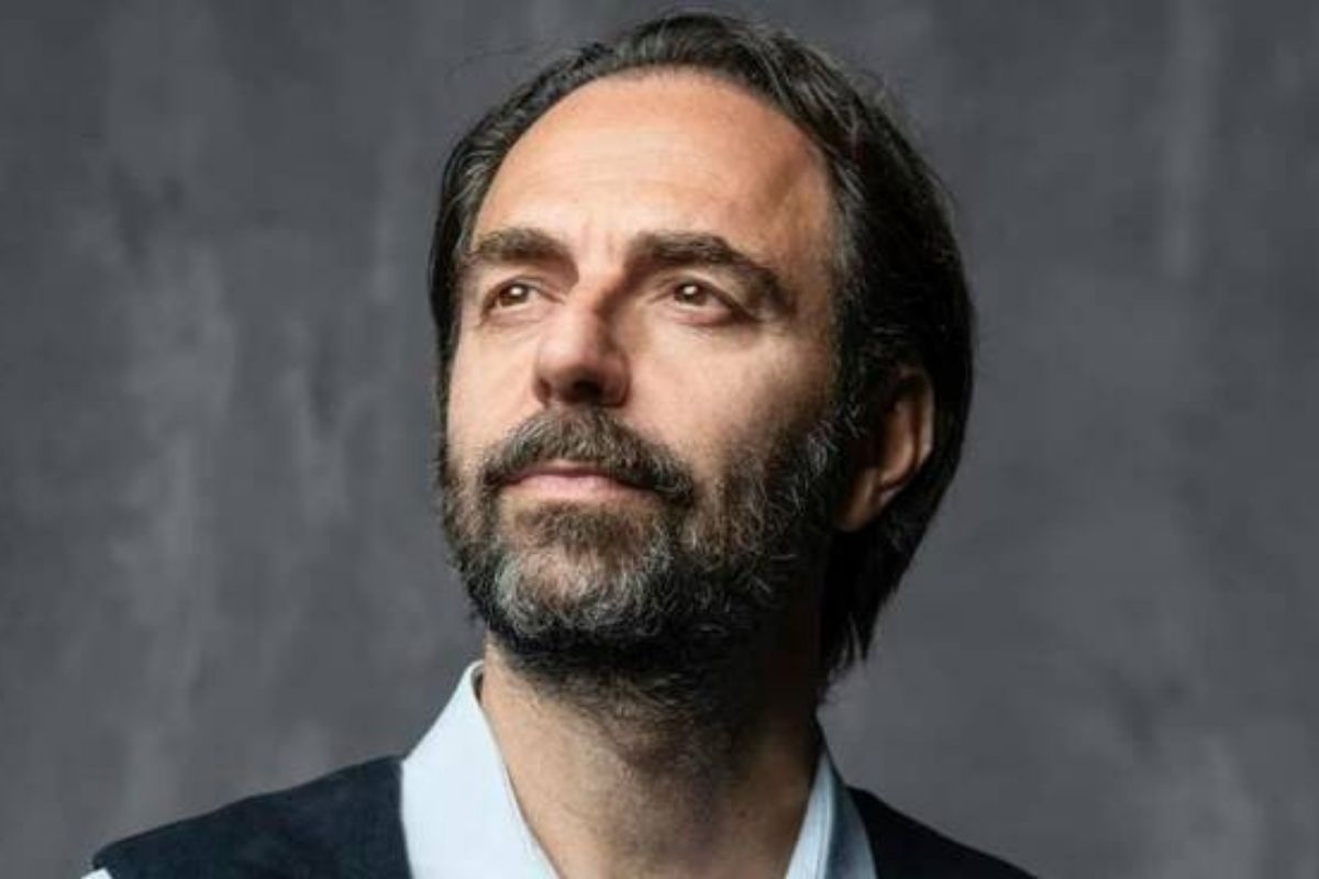 Luca Barbarossa legge Gino Strada. Sul palco sfilata di vip Luca Barbarossa legge Gino Strada. Sul palco sfilata di vip