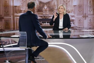 Sondaggi Francia, Le Pen allunga su Macron: “Se vinco, foto senza bandiera Ue”