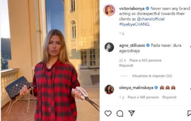 Chanel blocca le vendite ai russi: le influencer tagliano le borse in protesta