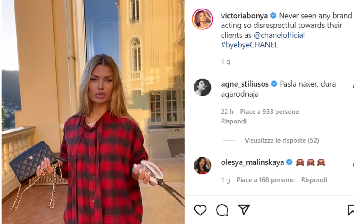 Chanel blocca le vendite ai russi: le influencer tagliano le borse in protesta Chanel blocca le vendite ai russi: le influencer tagliano le borse in protesta