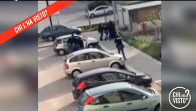 Foggia, un poliziotto dà un calcio in faccia a un giovane appena fermato.VIDEO
