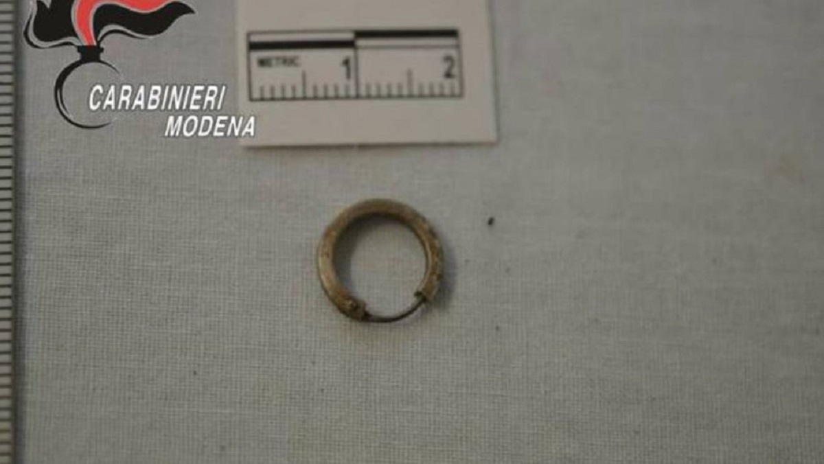 Modena, trovati resti umani: le foto degli abiti per identificare la vittima Modena, trovati resti umani: le foto degli abiti per identificare la vittima
