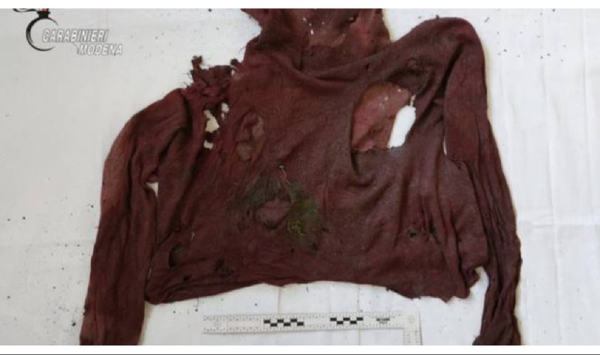 Modena, trovati resti umani: le foto degli abiti per identificare la vittima Modena, trovati resti umani: le foto degli abiti per identificare la vittima
