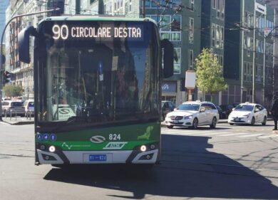 Milano, studentesse minorenni molestate sulla 90: arrestato un 50enne