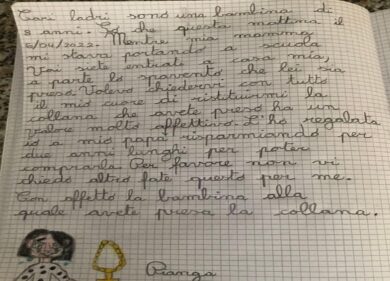 “Cari ladri, restituite la collana al mio papà”: la tenerissima lettera