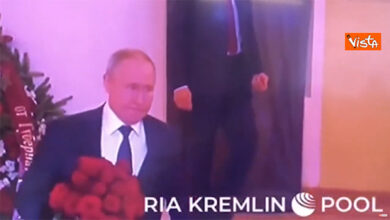 Putin ai funerali di Zhirinovsky con un mazzo di rose rosse