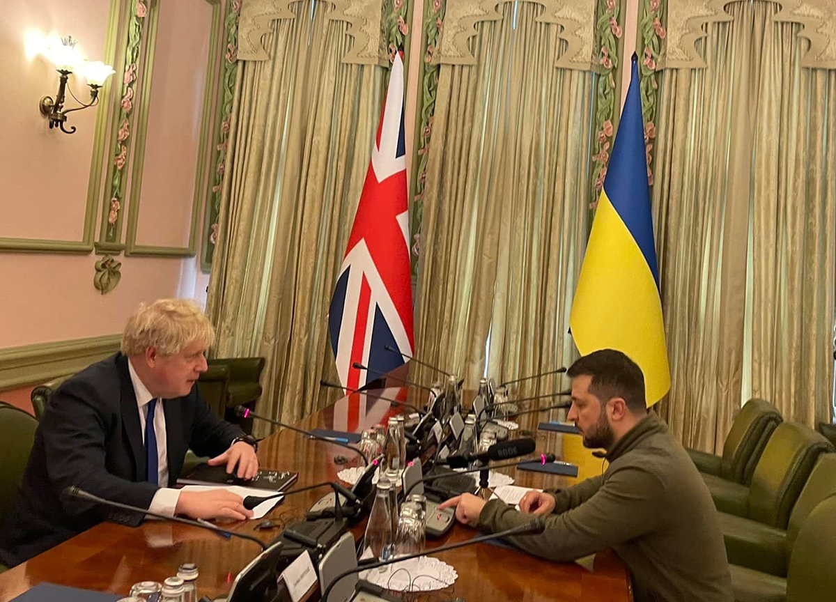 Guerra in Ucraina, Boris Johnson a sorpresa a Kiev incontra Zelensky Guerra in Ucraina, Boris Johnson a sorpresa a Kiev incontra Zelensky