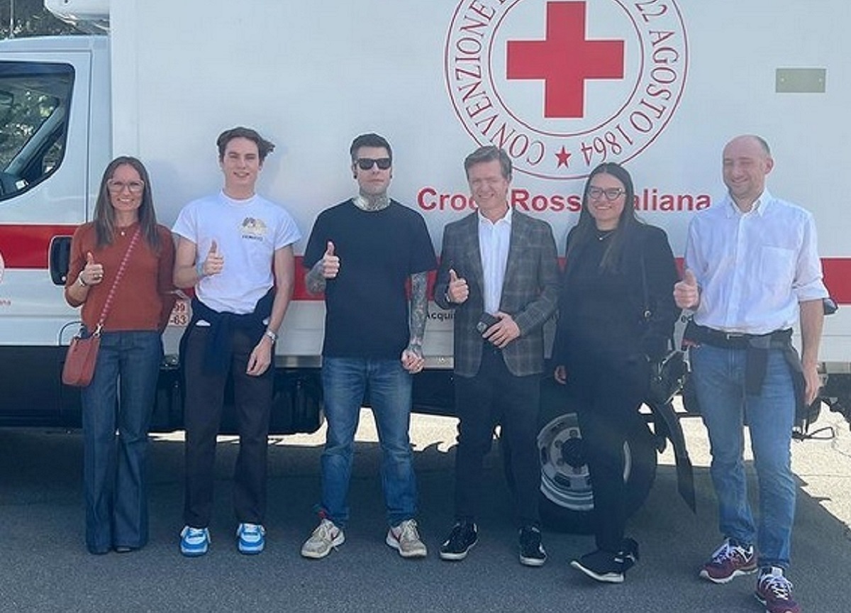 Fedez e Croce Rossa: un mezzo di medicinali per l’Ucraina Fedez e Croce Rossa: un mezzo di medicinali per l’Ucraina
