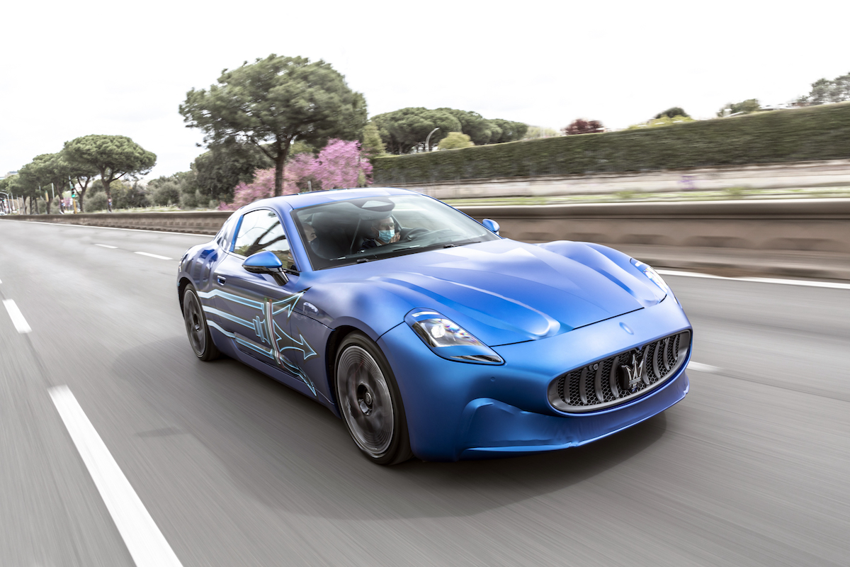 Carlos Tavares, CEO di Stellantis testa la nuova Maserati GranTurismo Folgore