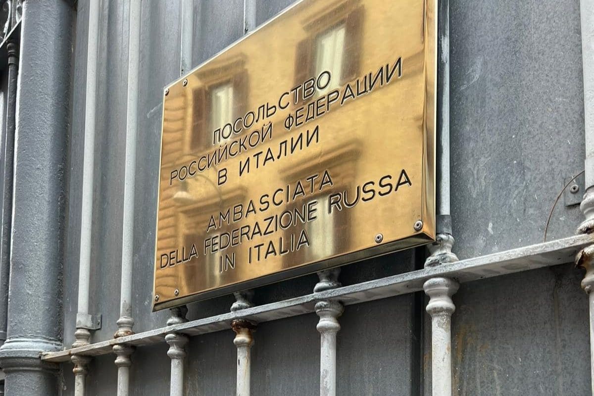 Aggressione alla Russia: vernice contro l’ambasciata a Roma. Protesta formale Aggressione alla Russia: vernice contro l’ambasciata a Roma. Protesta formale
