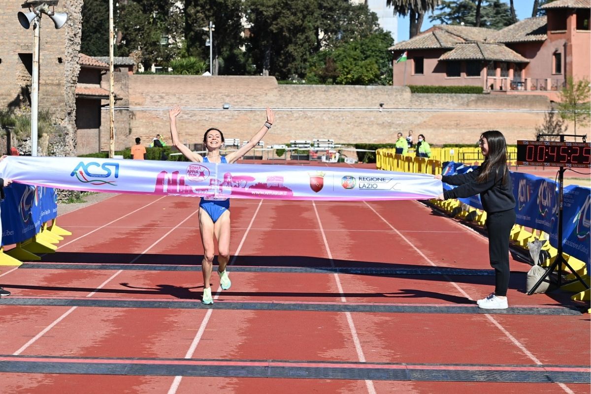 Partecipano in 4mila: la Roma Appia Run ha due vincitori e un nuovo record Partecipano in 4mila: la Roma Appia Run ha due vincitori e un nuovo record