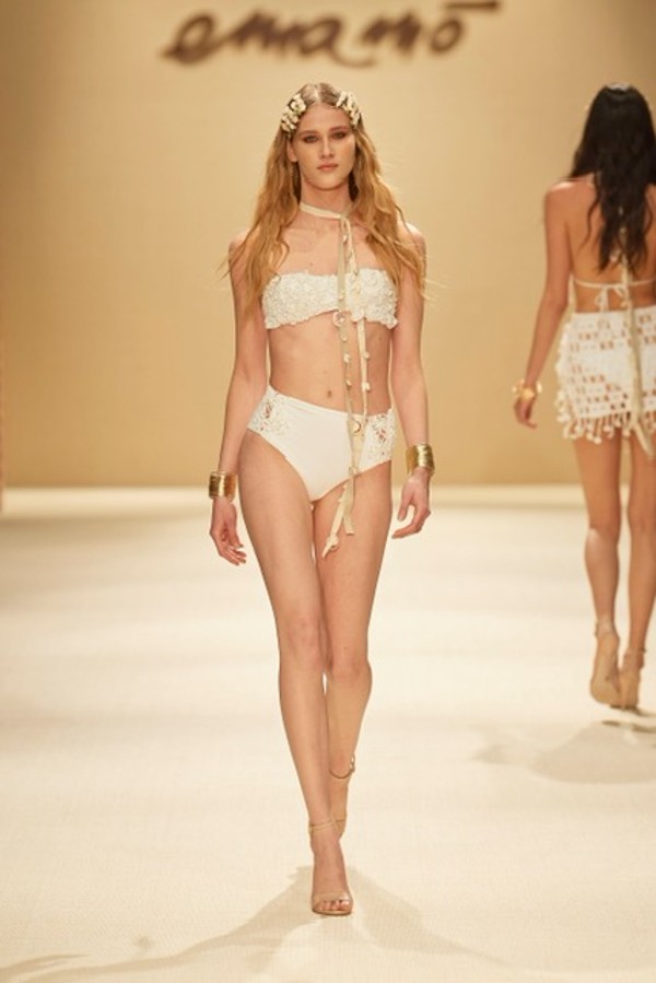 Emamò: un tuffo in piscina per presentare la collezione SS 2022 Emamò: un tuffo in piscina per presentare la collezione SS 2022