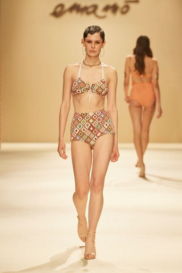 Emamò: un tuffo in piscina per presentare la collezione SS 2022 Emamò: un tuffo in piscina per presentare la collezione SS 2022