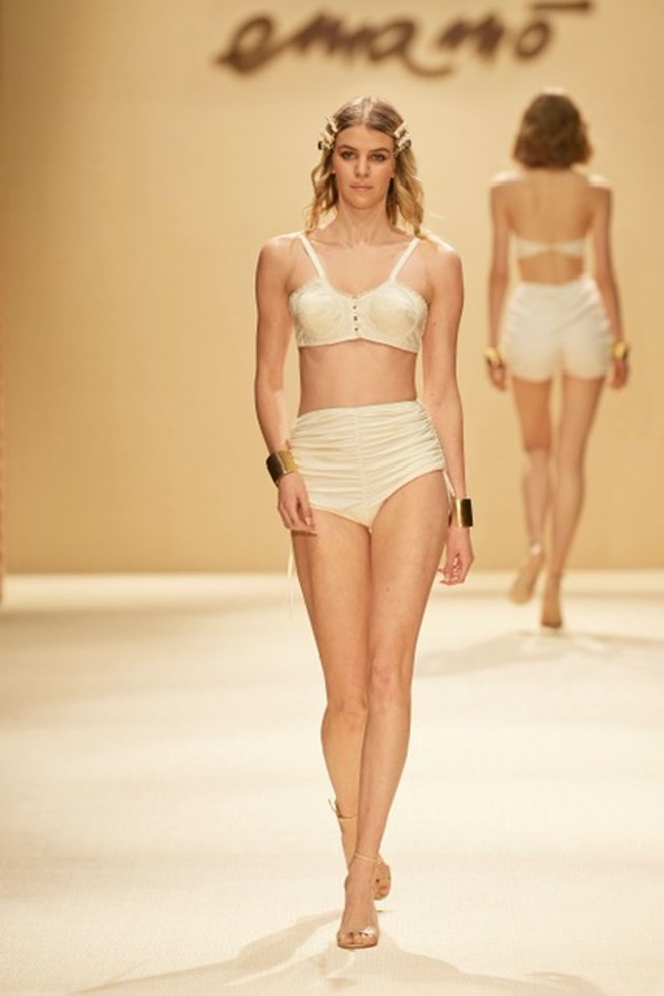 Emamò: un tuffo in piscina per presentare la collezione SS 2022 Emamò: un tuffo in piscina per presentare la collezione SS 2022
