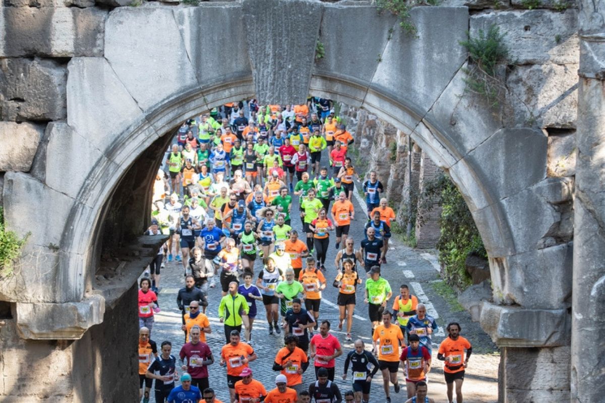 Partecipano in 4mila: la Roma Appia Run ha due vincitori e un nuovo record Partecipano in 4mila: la Roma Appia Run ha due vincitori e un nuovo record