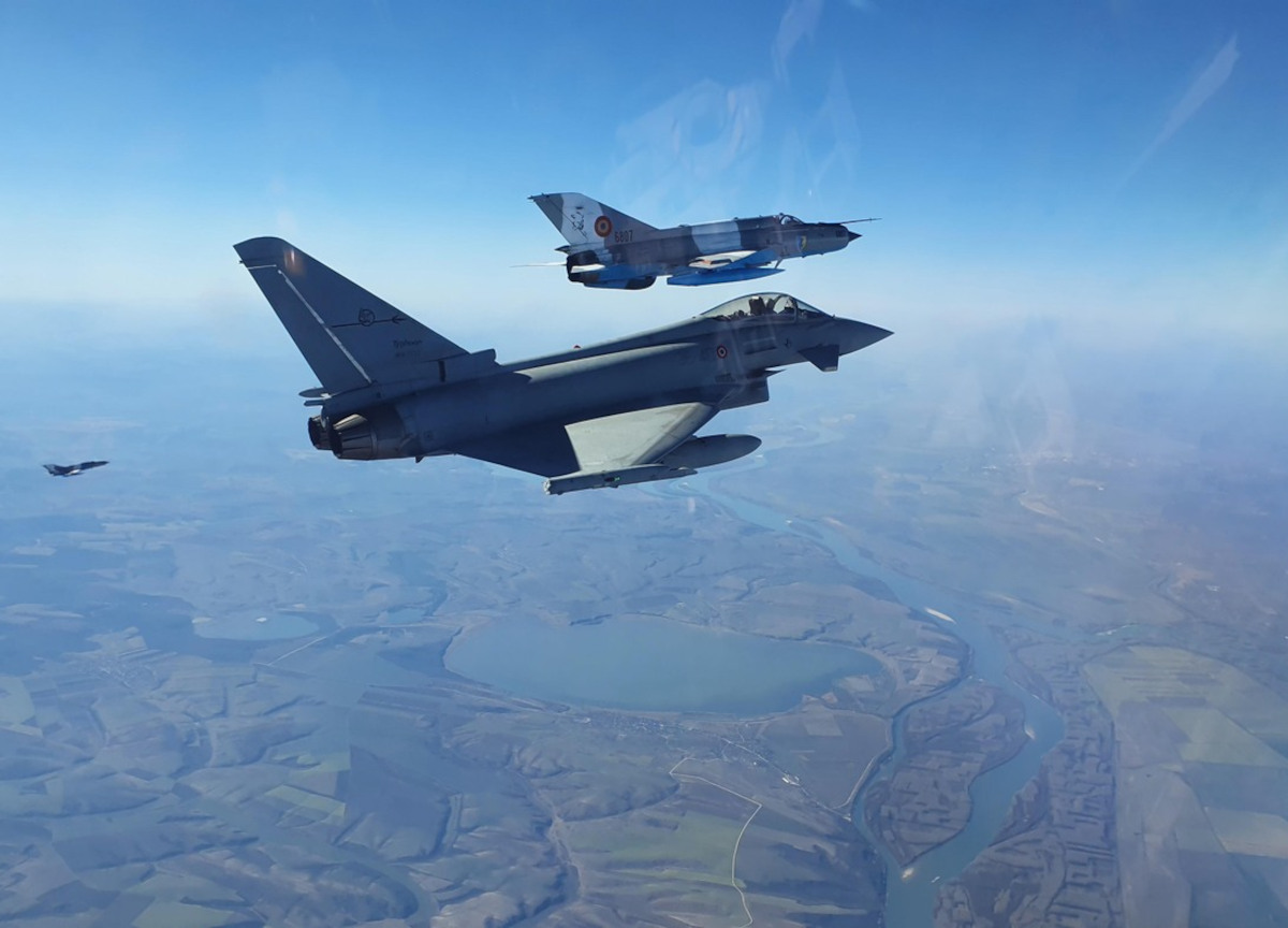 Cina e Russia, aerei e missili alla Serbia. Preparano la terza guerra mondiale Cina e Russia, aerei e missili alla Serbia. Preparano la terza guerra mondiale
