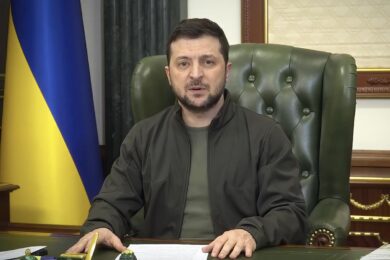 Zelensky accusa la Russia: “Usa armi chimiche”. La preoccupazione degli USA