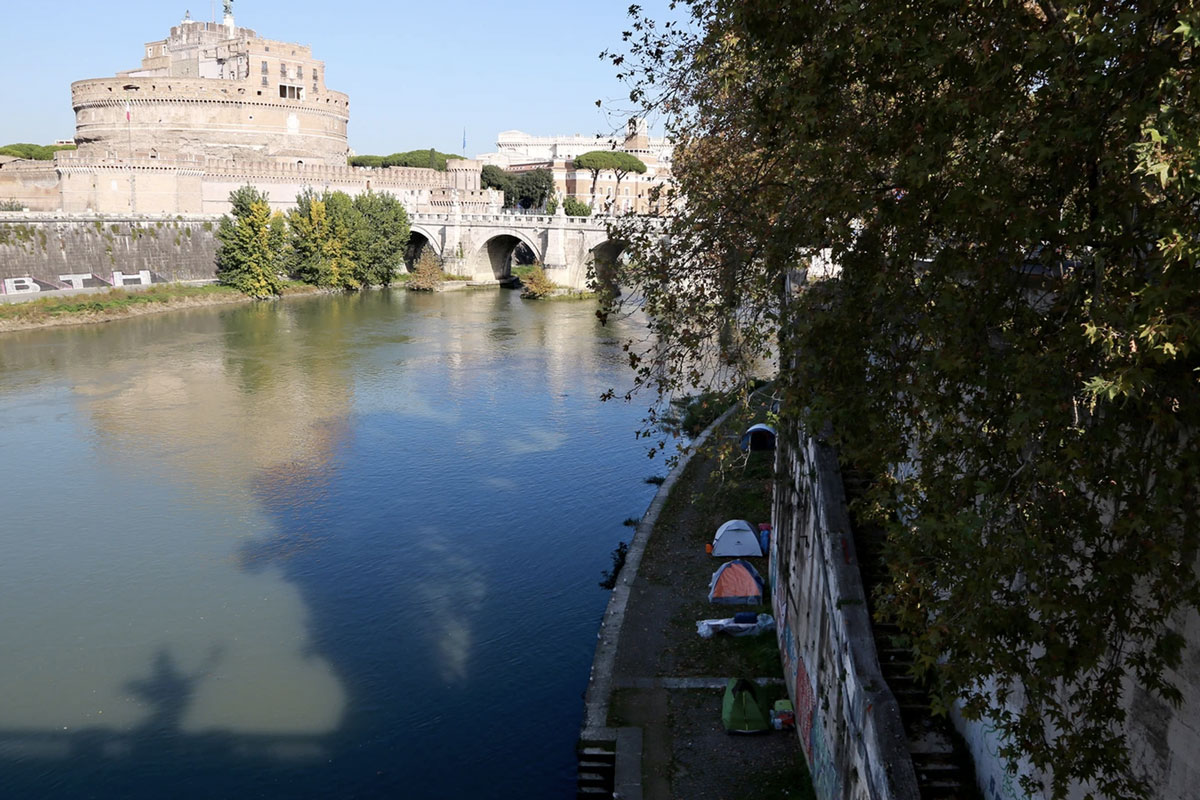 Sua maestà il fiume Tevere incoronato da Vice: “E’ solo simbolo di degrado” Sua maestà il fiume Tevere incoronato da Vice: “E’ solo simbolo di degrado”